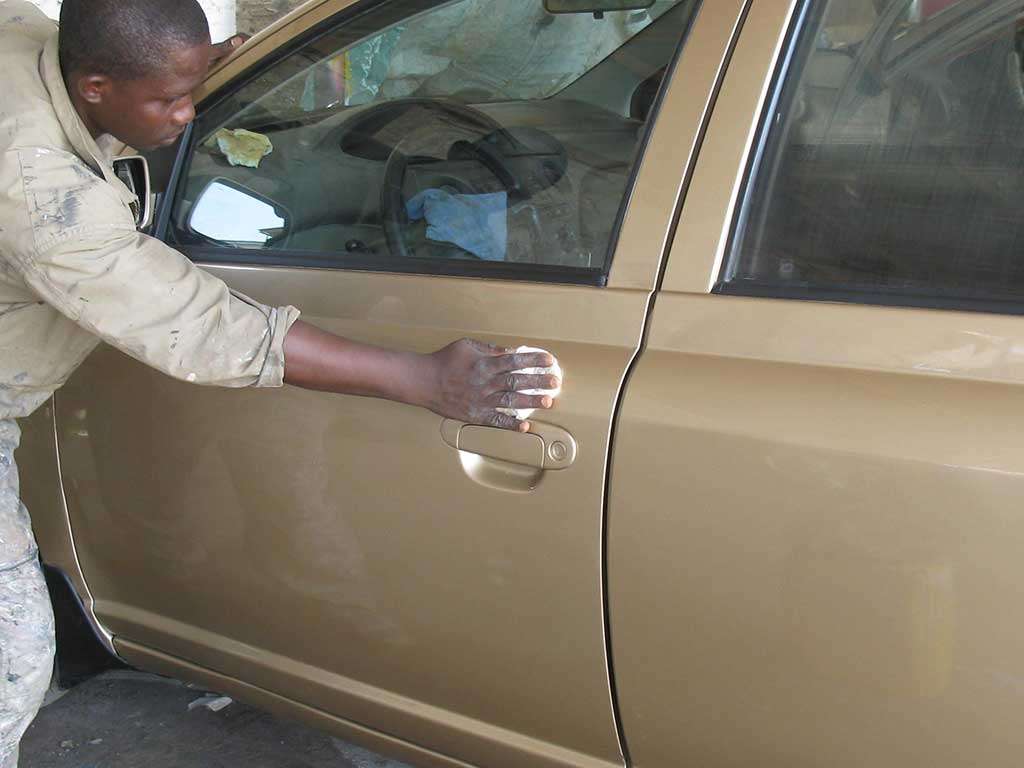 hand polishing car